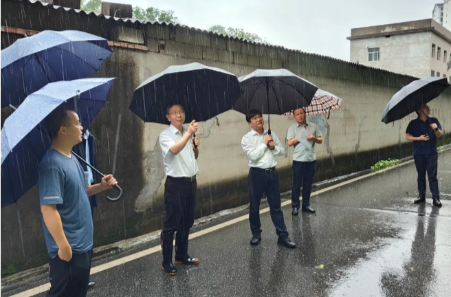 在雨中，有他們的身影！